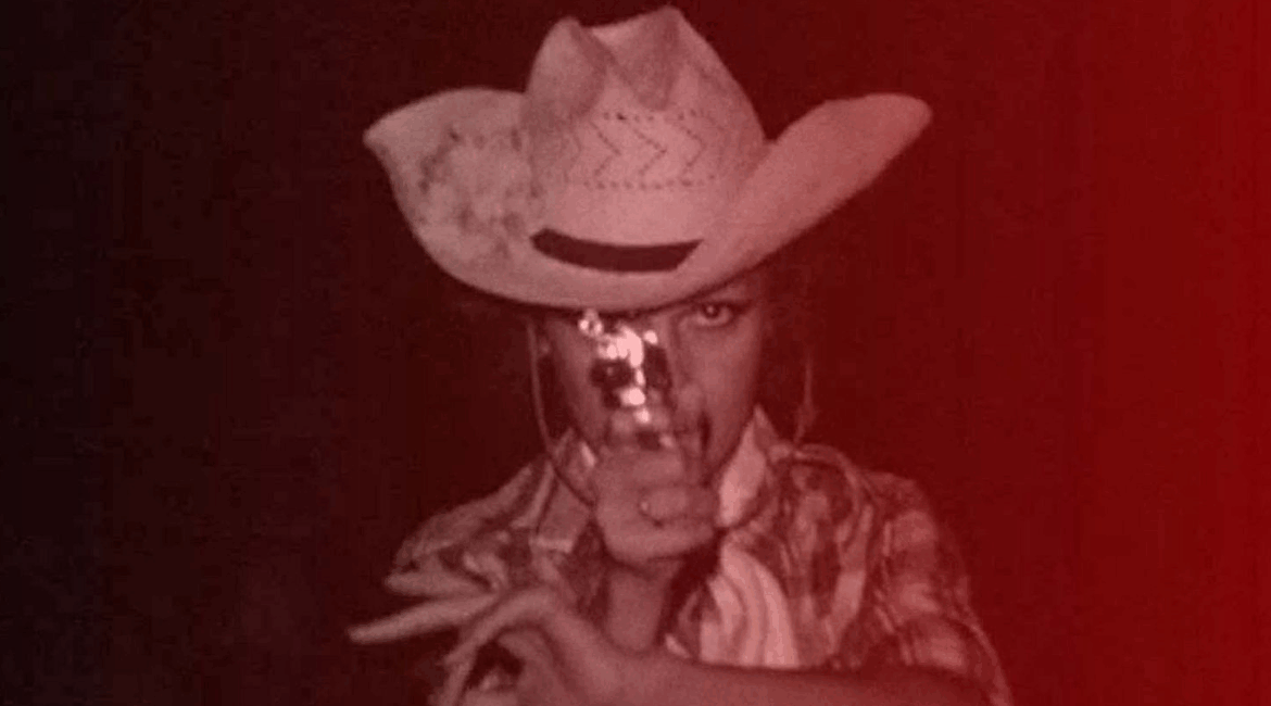 Derrière les drapeaux, le soleil